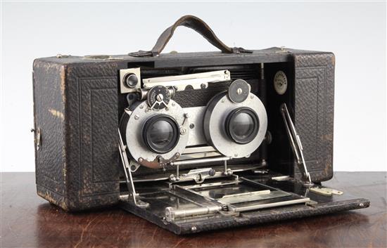 A Dr Rudolf Krugener stereoscopic camera, viewer & cards